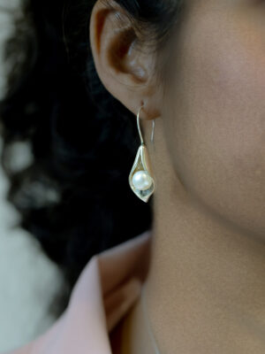 FLORA Tulip Pearl Earrings