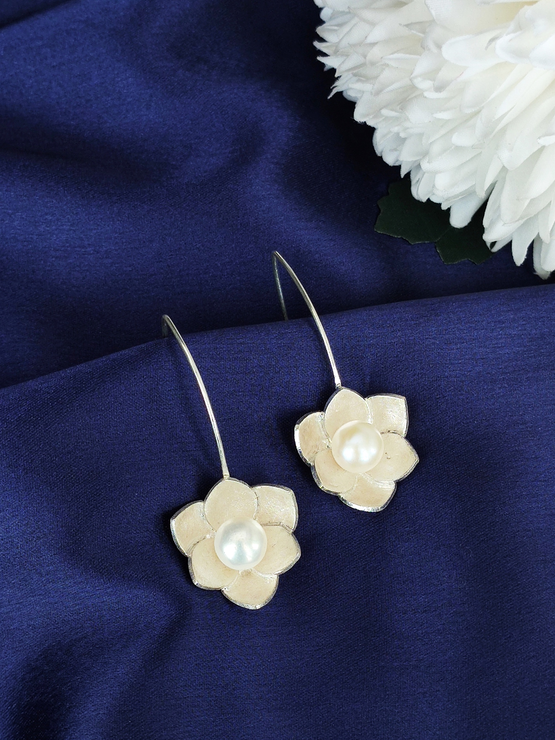 Pearl dangle flower earrings - Woman | Mango Zambia
