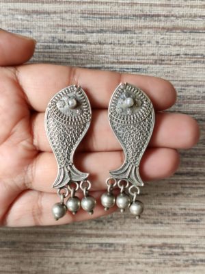 Fish Studs – Pearl