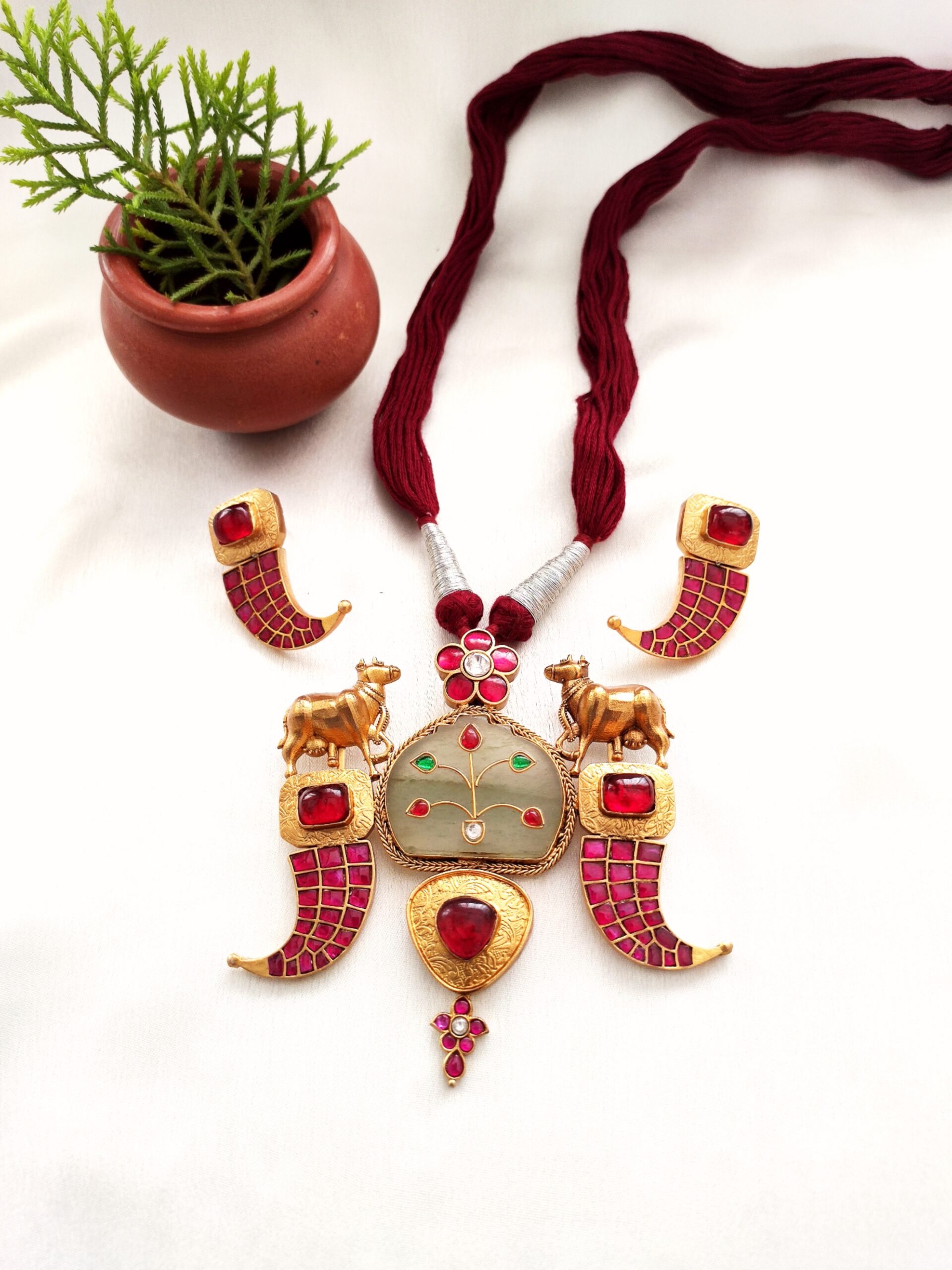 Tiger Claw Kundan Set (Necklace + Earrings)